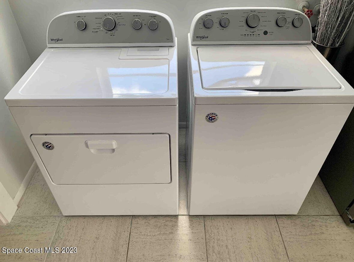 2785 Locksley Road Melbourne, FL 32935 - Photo 33 of 34 a utility room with washer and dryer