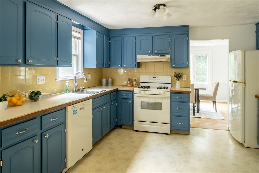 8 Spruce Road Medway, MA 02053 - Photo 9 of 23