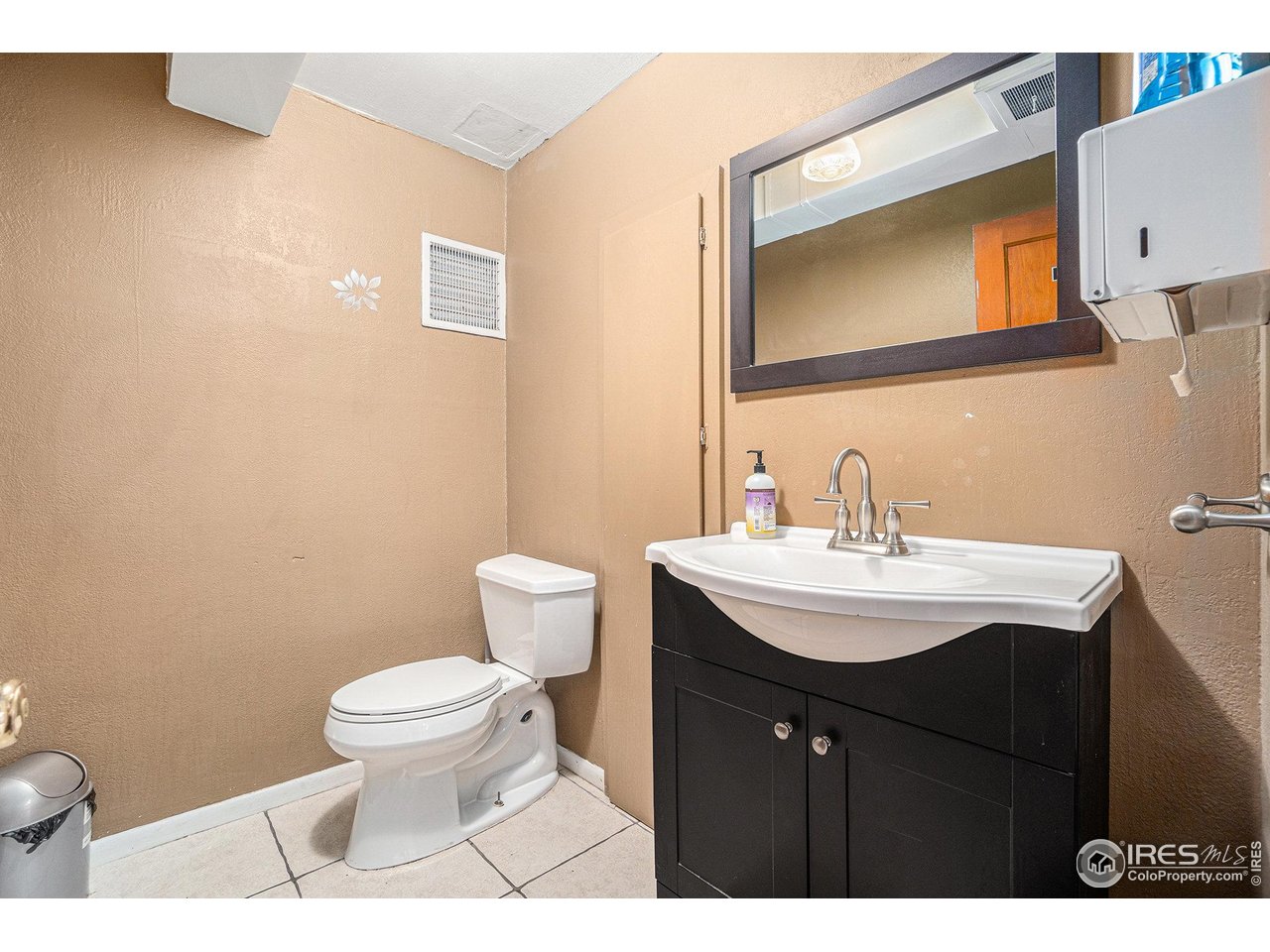 601 South Whitcomb Street Fort Collins, CO 80521 - Photo 29 of 34 a bathroom with a sink toilet and mirror
