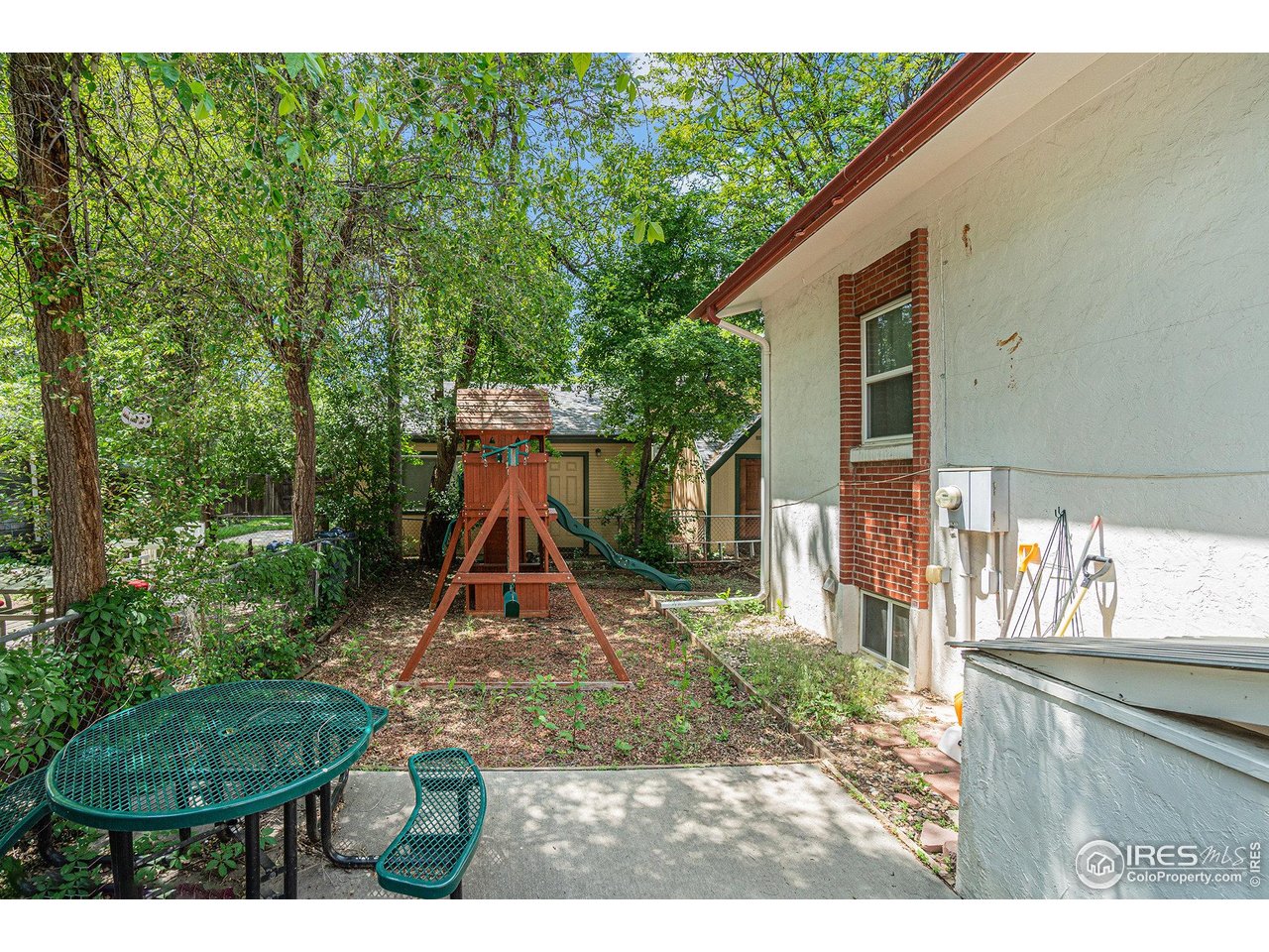601 South Whitcomb Street Fort Collins, CO 80521 - Photo 32 of 34 a backyard of a house with table and chairs