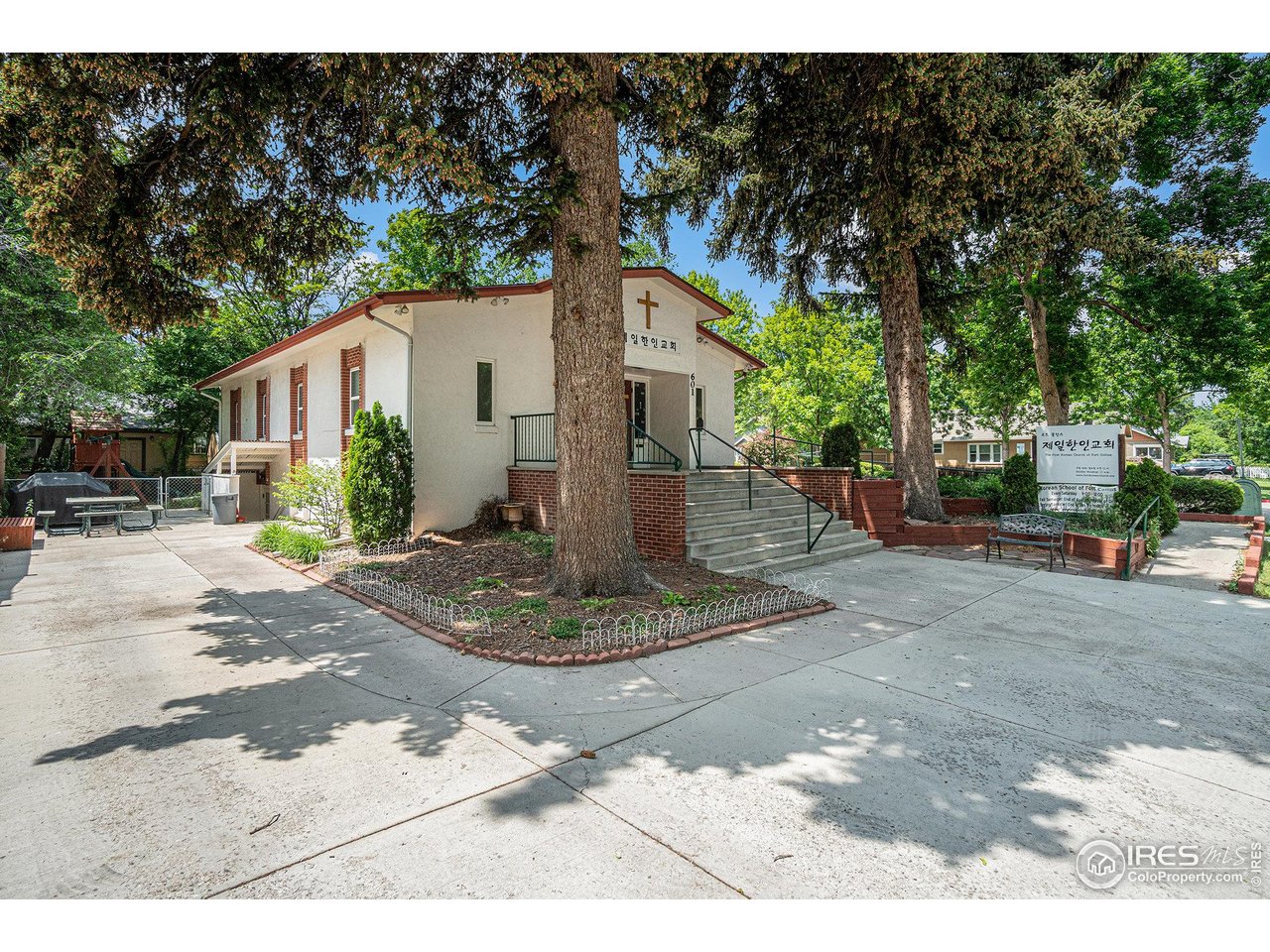 601 South Whitcomb Street Fort Collins, CO 80521 - Photo 5 of 34 a house view with a outdoor space