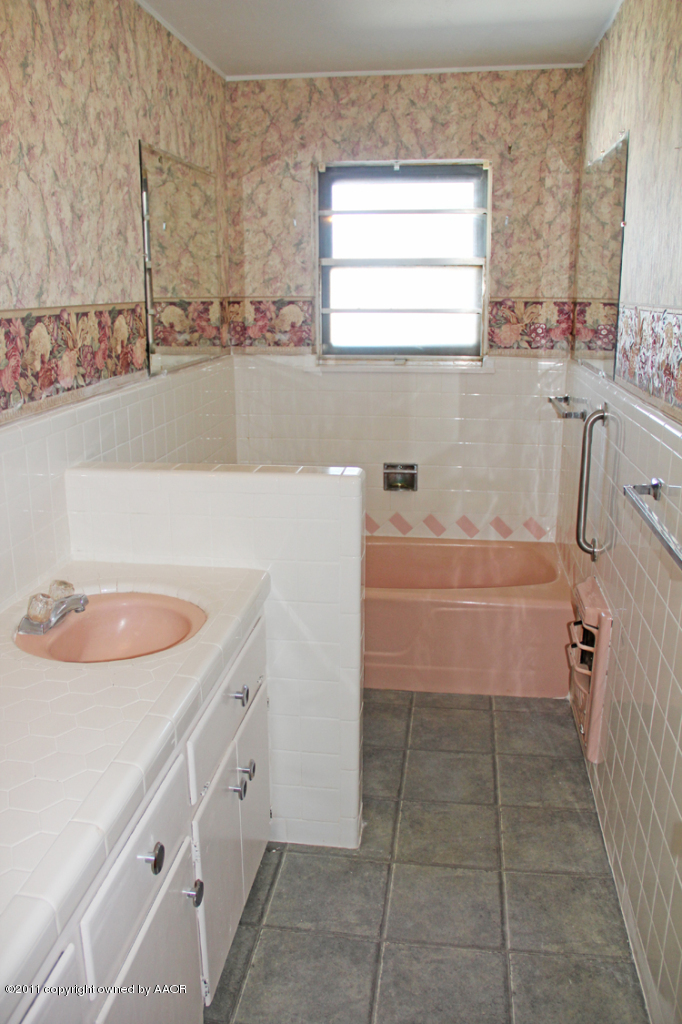 207 Rancho Trail Amarillo, TX 79108 - Photo 25 of 29 Bathroom2