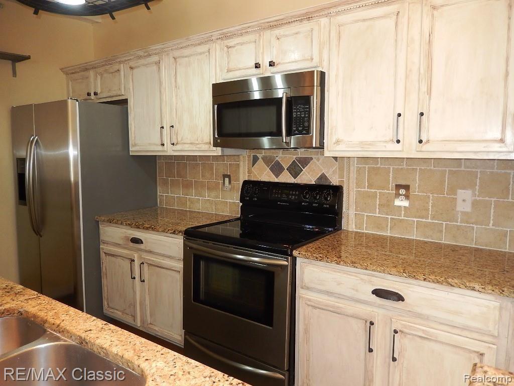 540 Riviera Court, Unit 244 Walled Lake, MI 48390 - Photo 4 of 39