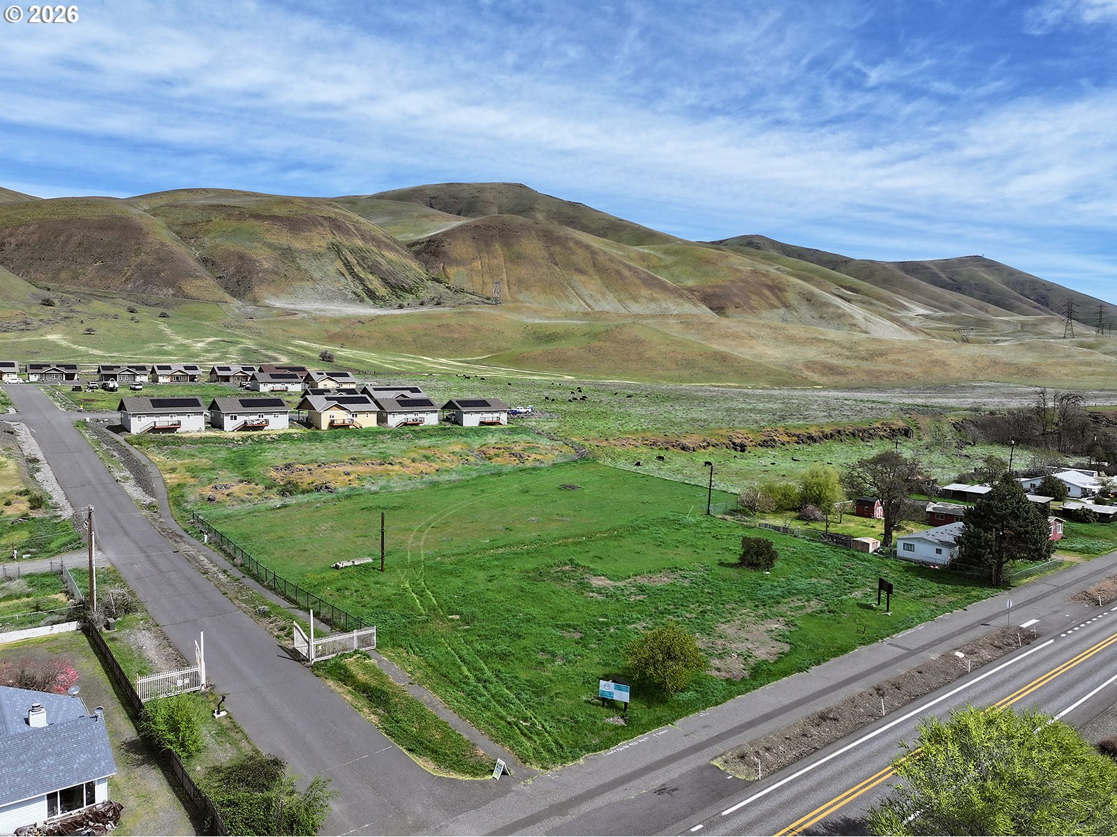 9255 Highway 14 Wishram, WA 98673 - Photo 22 of 37 a view of a city with mountains