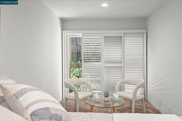 a view of a back yard