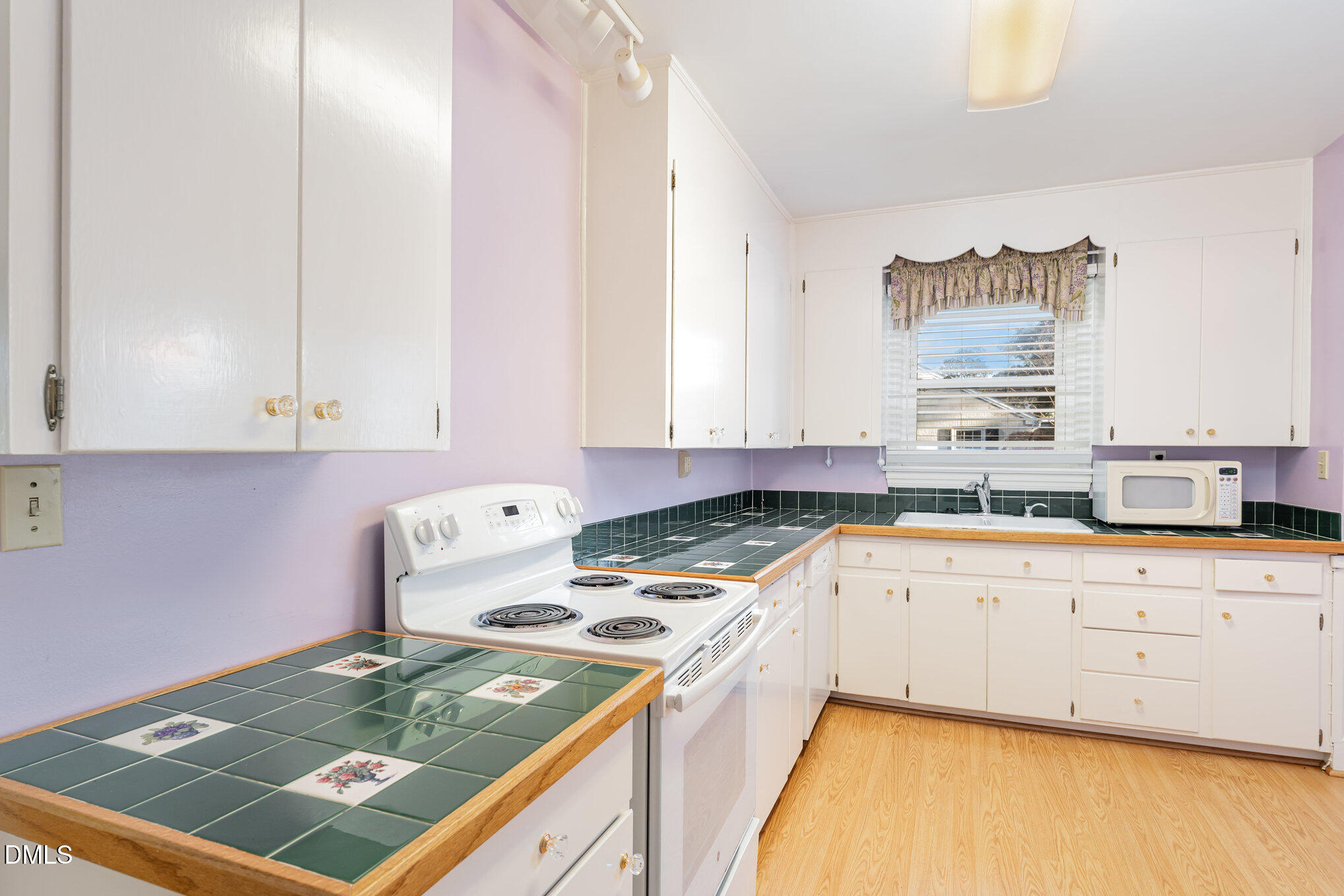 113 West Riverside Drive Smithfield, NC 27577 - Photo 15 of 43 a kitchen with a stove a sink and a refrigerator