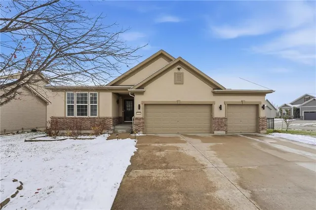 $475,000 | 1021 Southwest Cheshire Drive, Lee's Summit, MO 64083