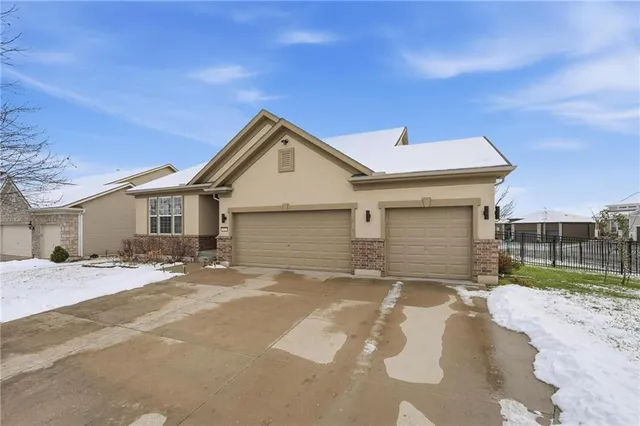 $475,000 | 1021 Southwest Cheshire Drive, Lee's Summit, MO 64083