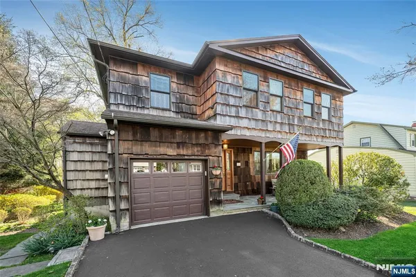 $899,000 | 10 Woodmere Court, Caldwell, NJ 07006