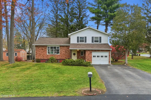 $389,900 | 4 Flicker Drive, Colonie, NY 12110