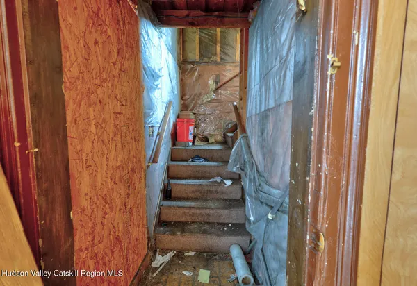 a view of a pathway of the house