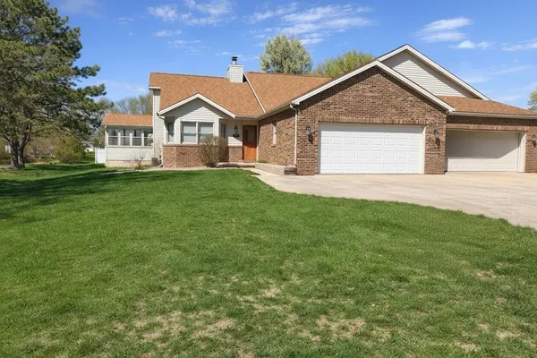 $287,500 | 8627 Oakmont Road, Bloomington, IL 61705