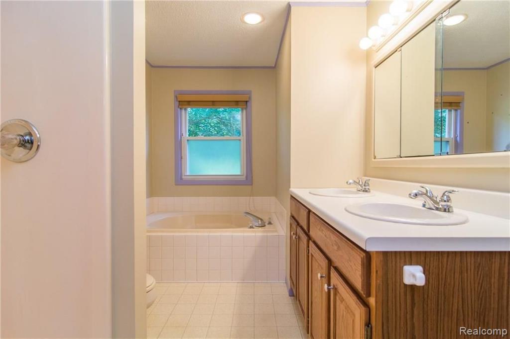 21820 Otter Road Belleville, MI 48111 - Photo 16 of 34