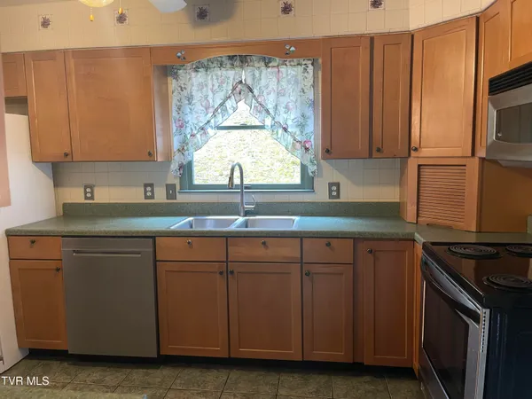 $185,000 | 1977 Combs Rdg Road, Honaker, VA 24260