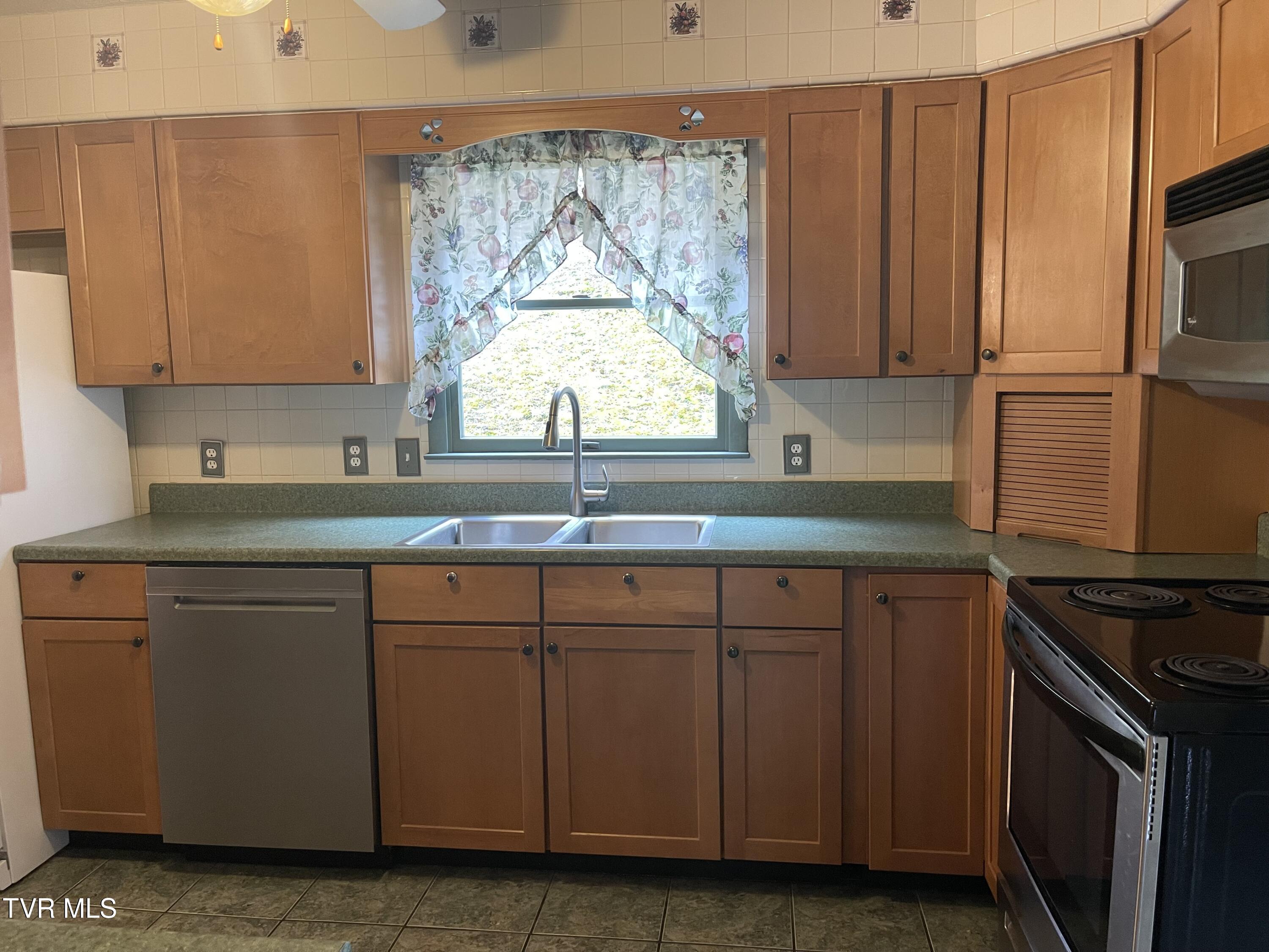 1977 Combs Rdg Road Honaker, VA 24260 - Photo 14 of 26 IMG_1329