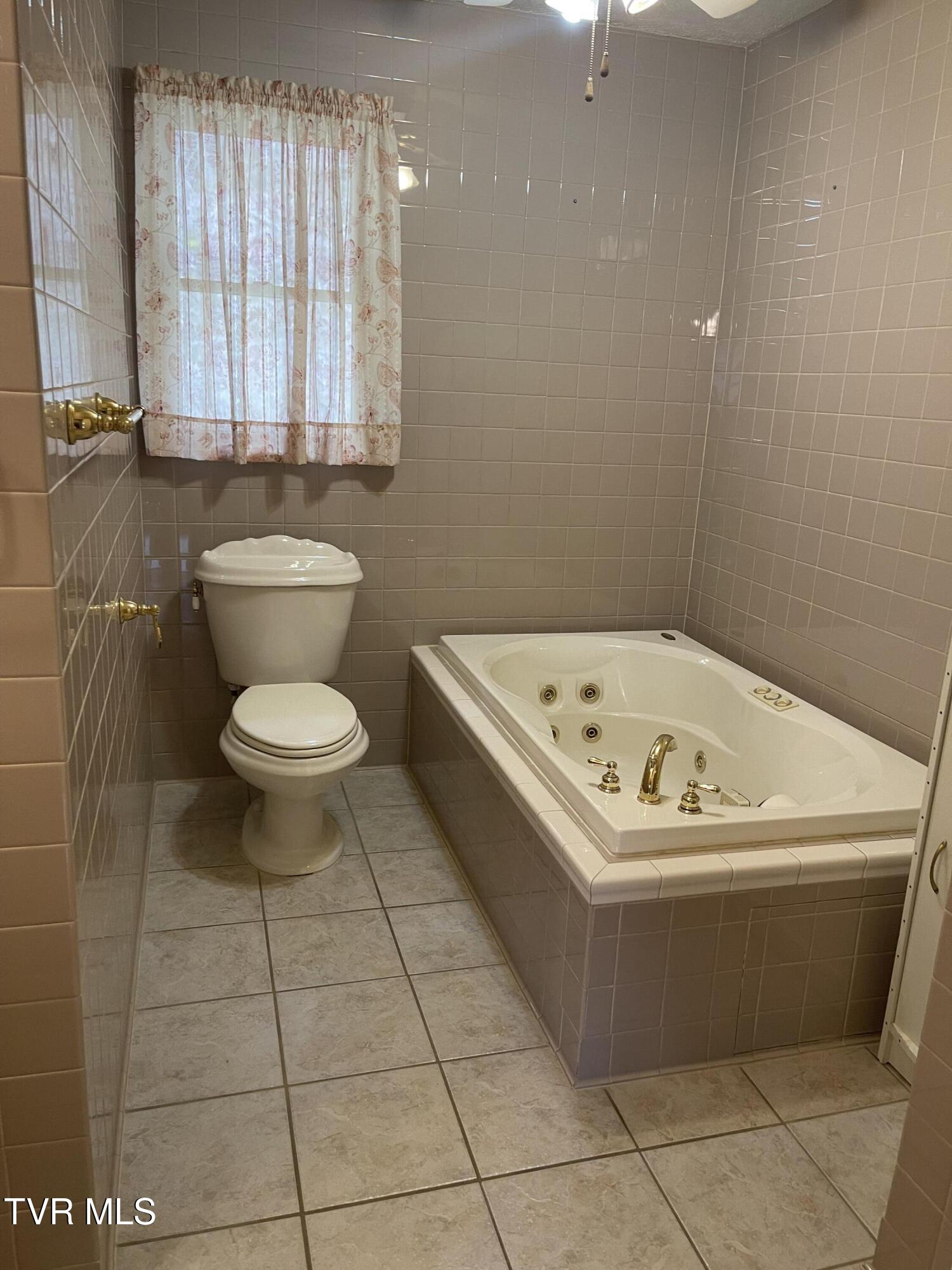 1977 Combs Rdg Road Honaker, VA 24260 - Photo 22 of 26 IMG_1316