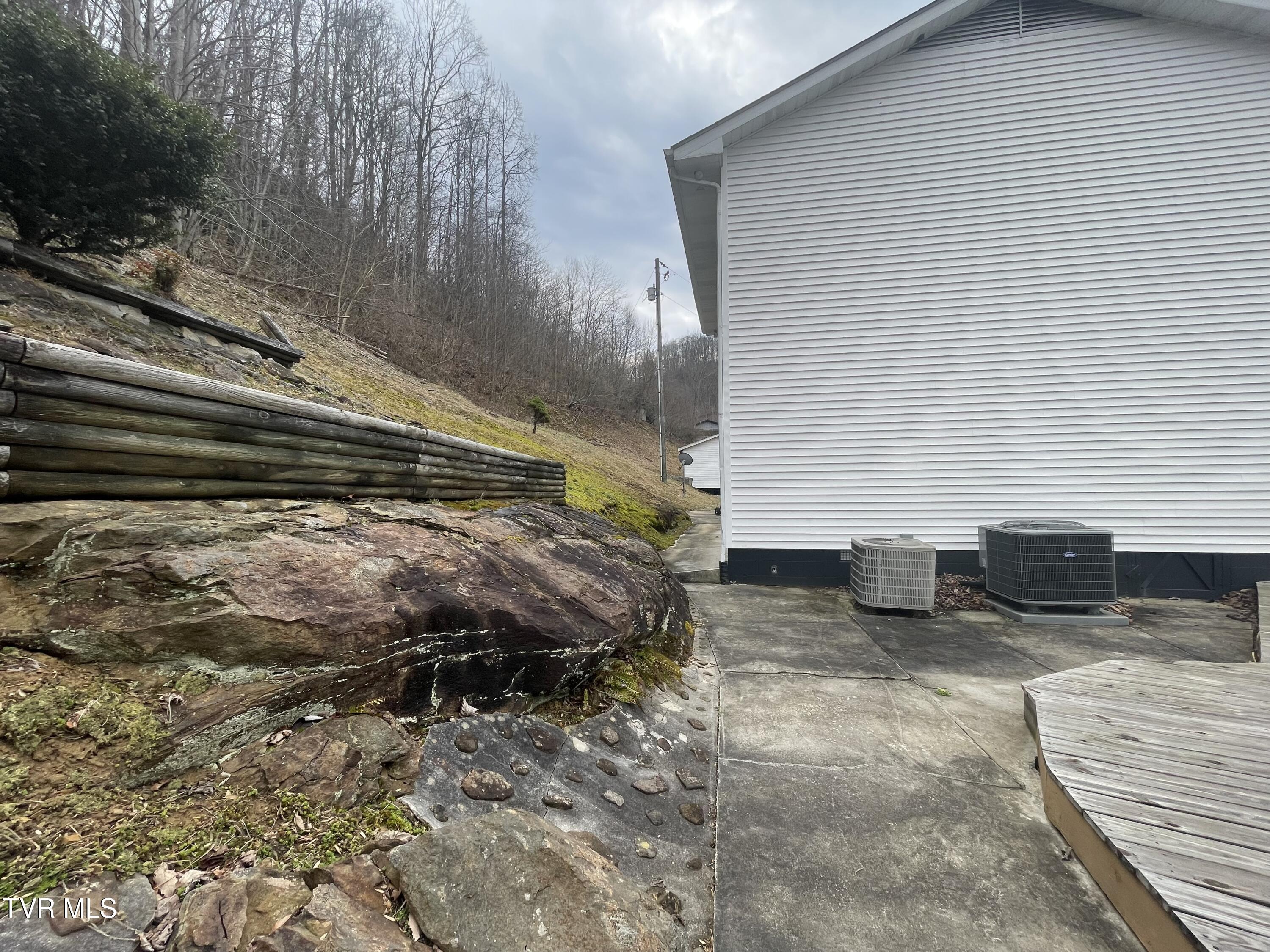 1977 Combs Rdg Road Honaker, VA 24260 - Photo 9 of 26 IMG_1338