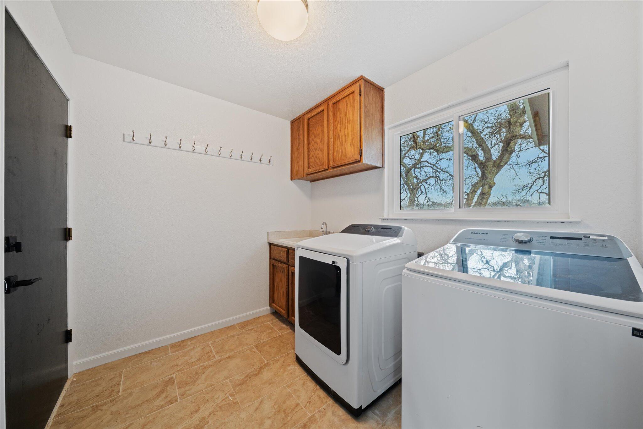13770 Lisa Way Red Bluff, CA 96080 - Photo 27 of 43 a utility room with dryer and washer