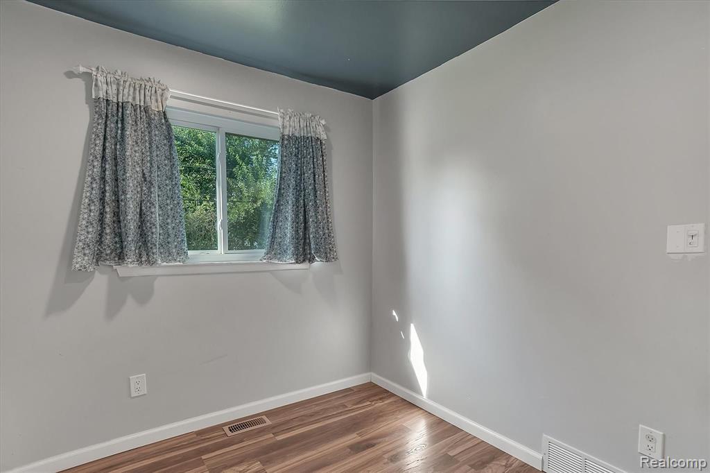 34909 Wick Road Romulus, MI 48174 - Photo 19 of 35