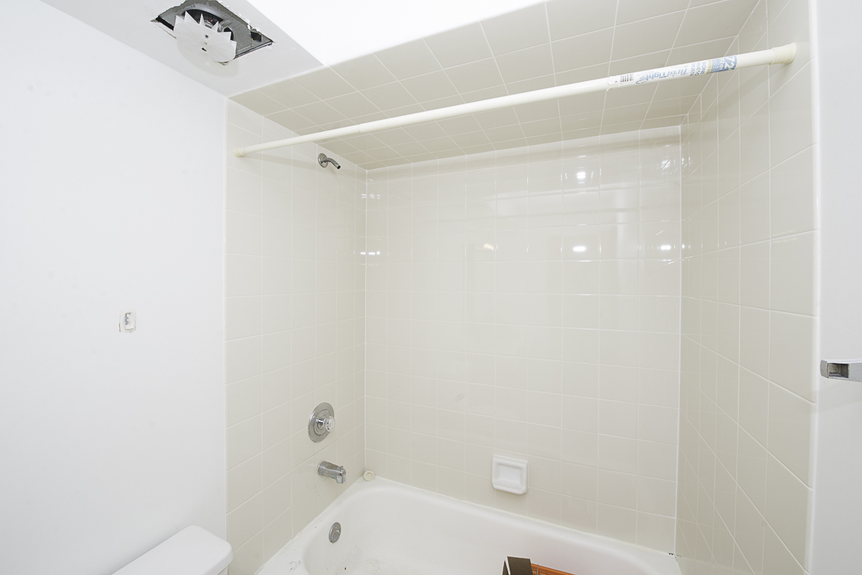 6540 West Irving Park Road, Unit 309 Chicago, IL 60634 - Photo 14 of 18 a bathroom with a bathtub