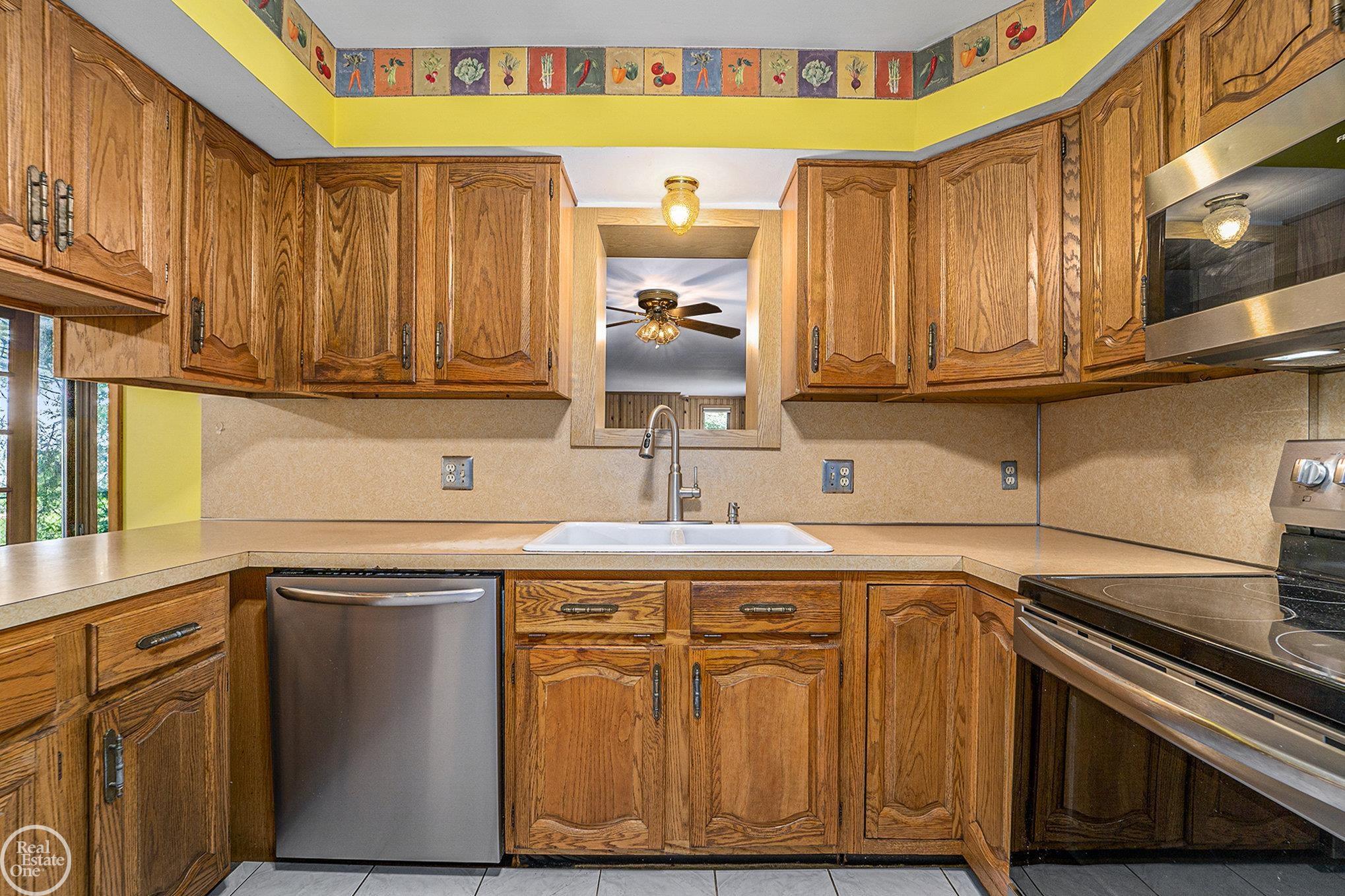 16046 Stephens Road Eastpointe, MI 48021 - Photo 10 of 32 50162296-AD9A0A82-055A-48FD-B438-45F8F278195F.JPG