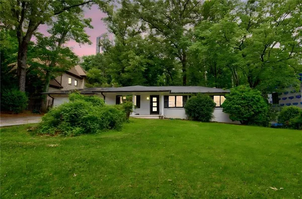 a view of a house with backyard and garden