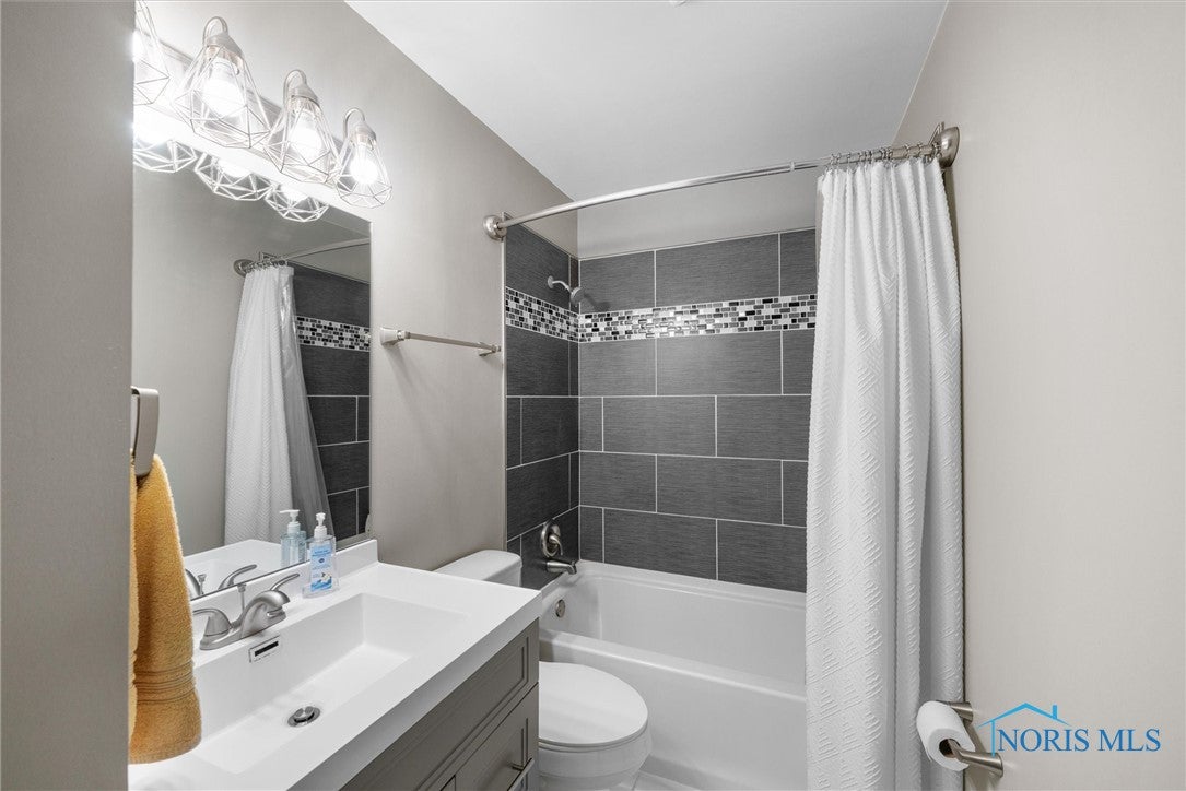 7456 Club Road Sylvania, OH 43560 - Photo 25 of 44 Hallway bathroom with attractive floor and wall tile