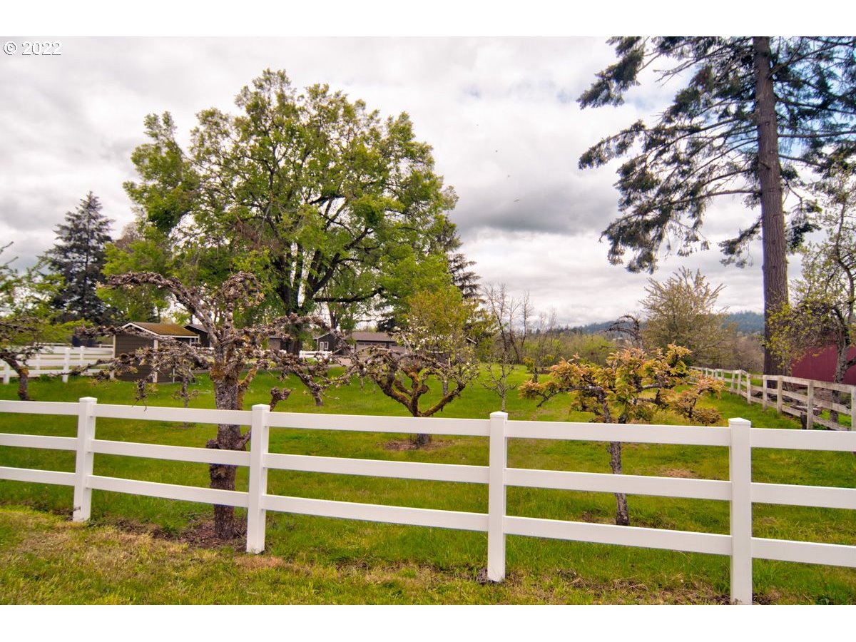 5735 Southwest Spring Hill Road Gaston, OR 97119 - Photo 27 of 32 Garden