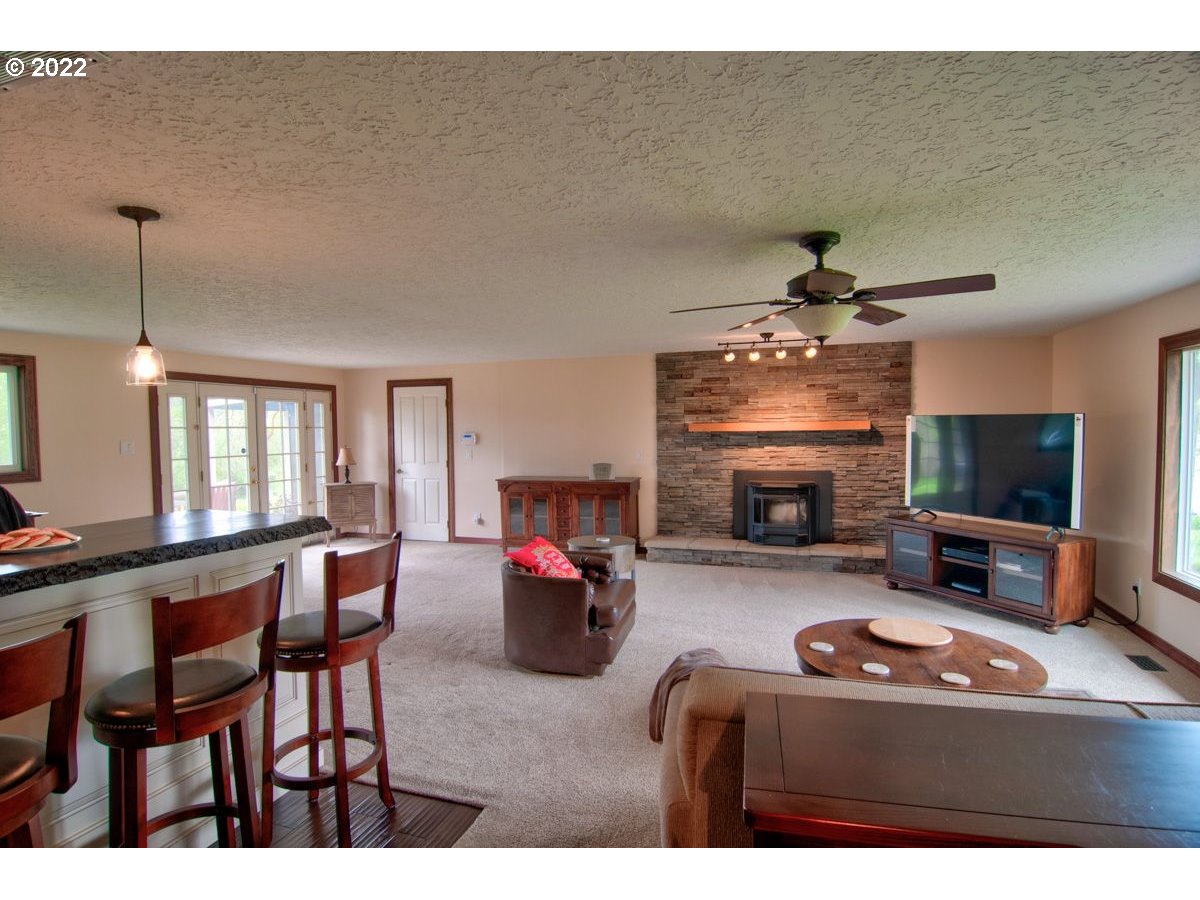 5735 Southwest Spring Hill Road Gaston, OR 97119 - Photo 8 of 32 Family Room