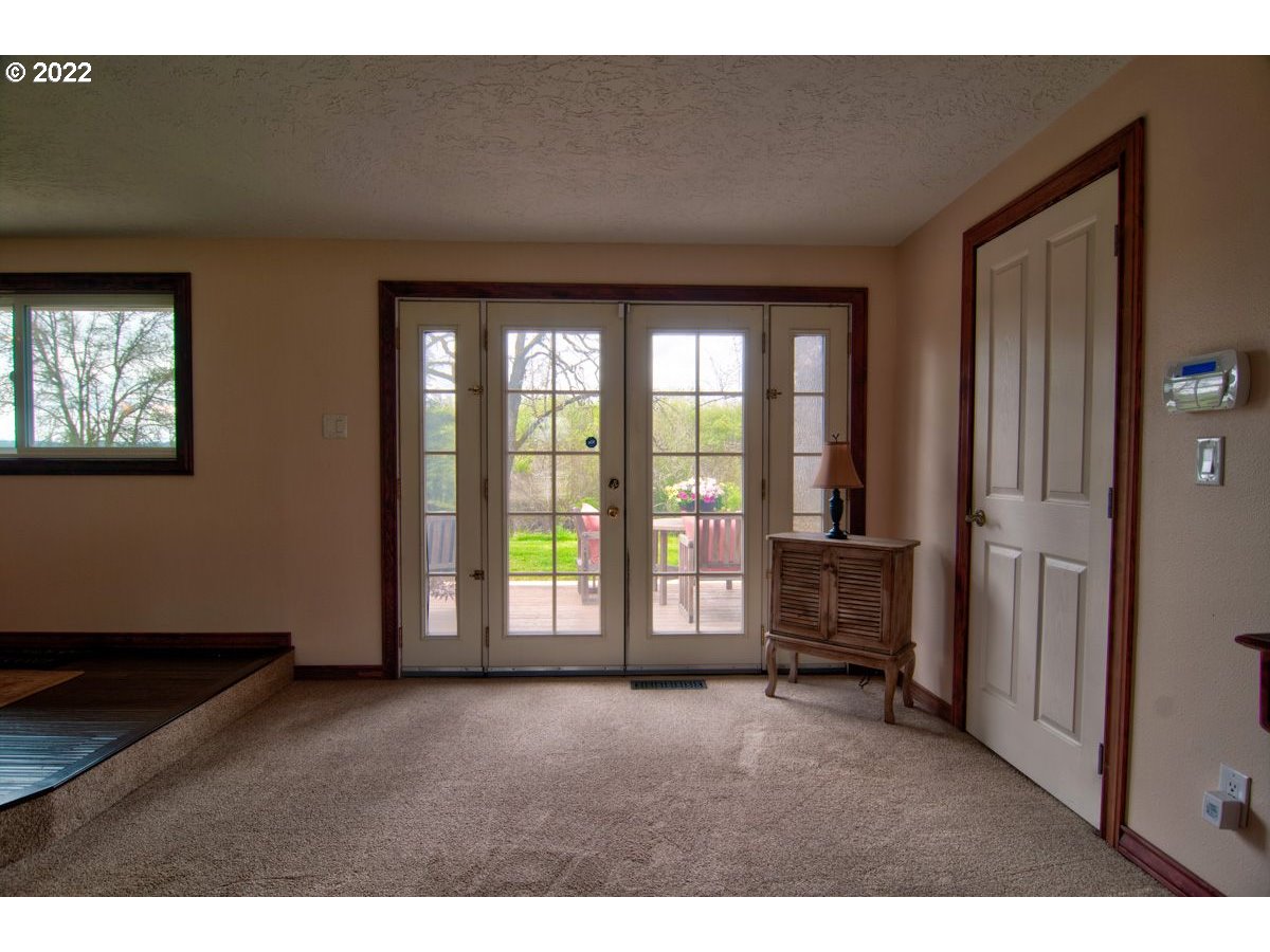 5735 Southwest Spring Hill Road Gaston, OR 97119 - Photo 9 of 32 Great Room