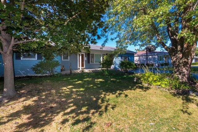 721 South Cooper Road New Lenox, IL 60451 - Photo 1 of 10 a house view with a garden space