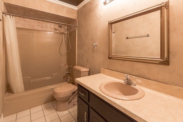 721 South Cooper Road New Lenox, IL 60451 - Photo 9 of 10 a bathroom with a sink toilet and shower
