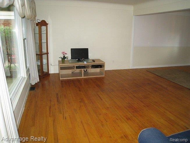 32440 Woody Road Fraser, MI 48026 - Photo 4 of 15 Living room.jpg