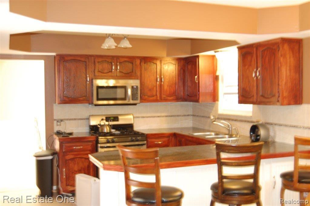 457 Pinehurst Drive Rochester, MI 48309 - Photo 6 of 23 Kitchen view three