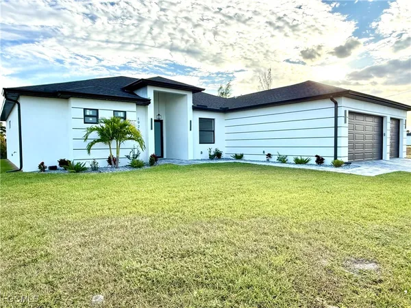 a view of a house with backyard