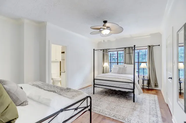 a view of livingroom with furniture