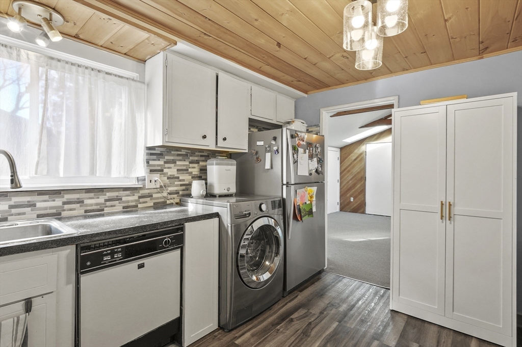 10 Ballydrain Road Framingham, MA 01701 - Photo 8 of 42