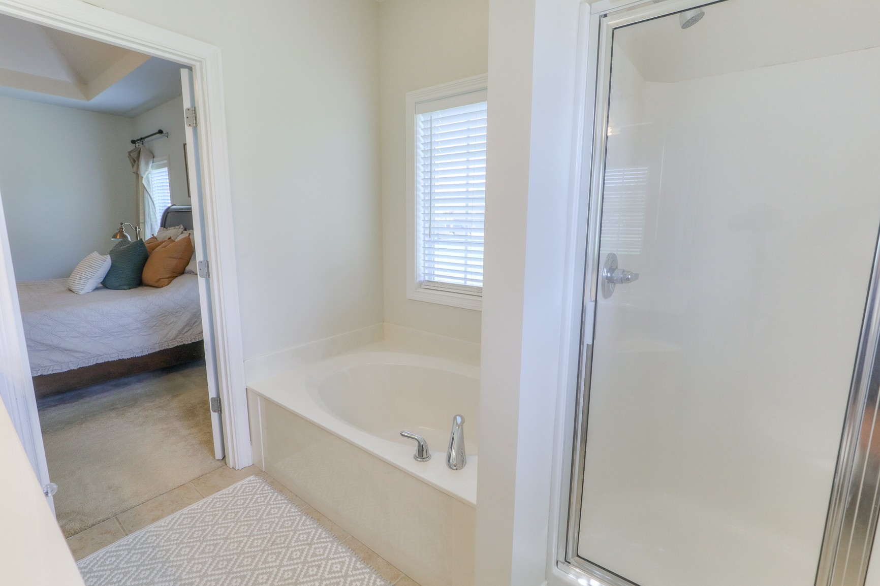 711 Heritage Road Lebanon, TN 37087 - Photo 27 of 49 a en suite bathroom with a bathtub and window