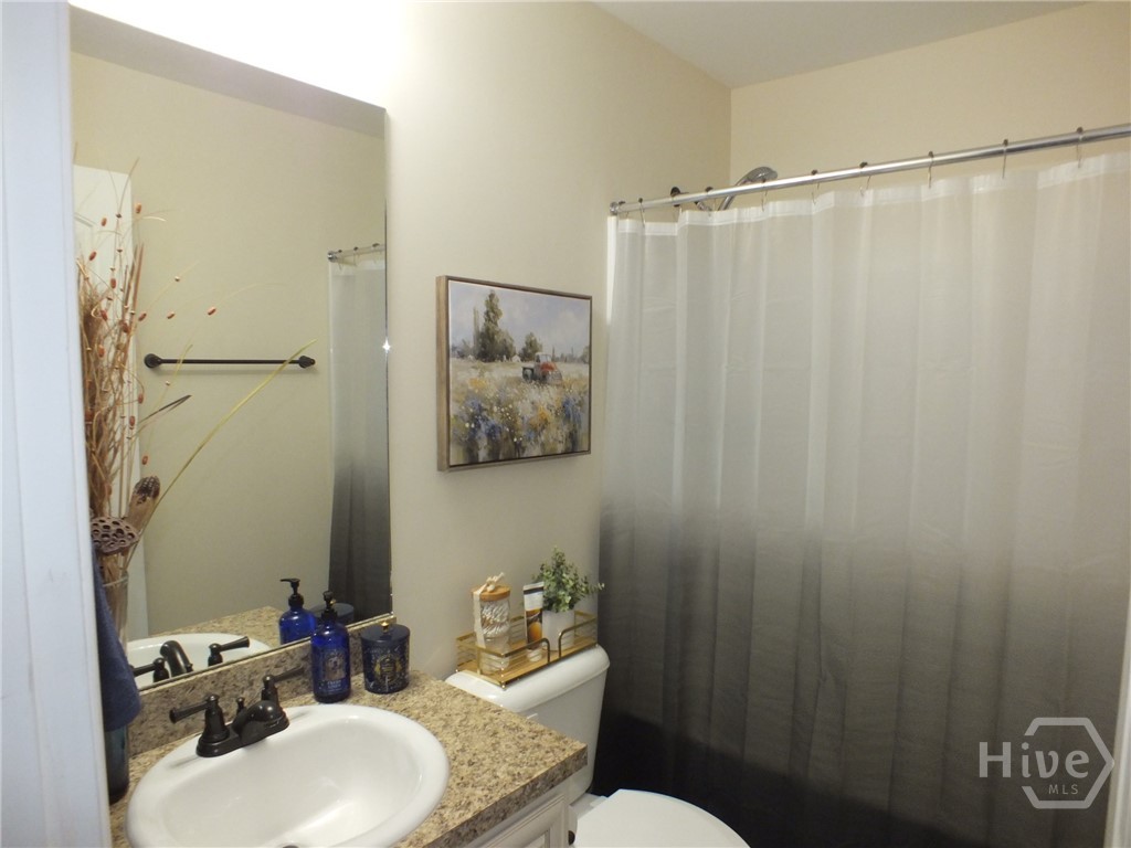 102 Black Pine Drive Springfield, GA 31329 - Photo 7 of 13 Guest bath with deep tub shower combo.