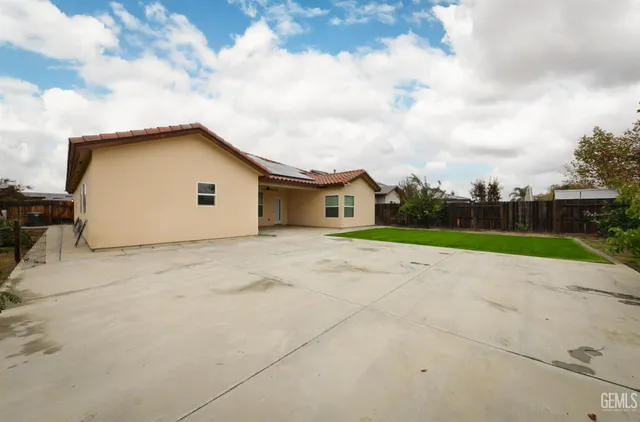 a view of outdoor space yard and garage