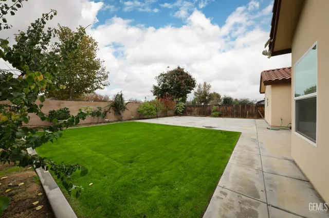 a view of a house with a backyard