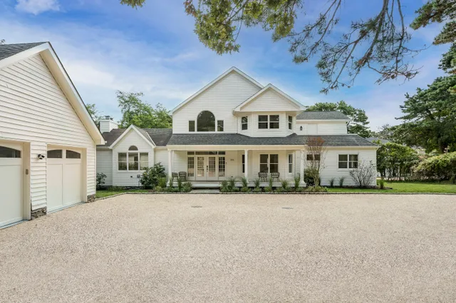 $3,295,000 | 286 Montauk Highway, Southampton, NY 11968