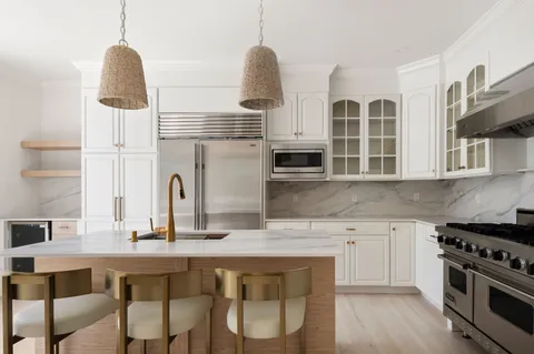 $3,295,000 | 286 Montauk Highway, Southampton, NY 11968