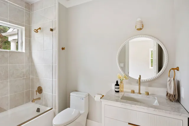 $3,295,000 | 286 Montauk Highway, Southampton, NY 11968