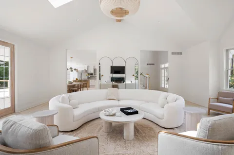 $3,295,000 | 286 Montauk Highway, Southampton, NY 11968