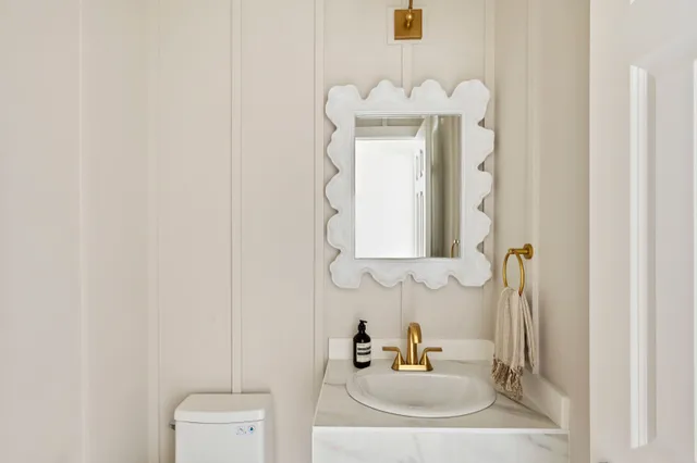 $3,295,000 | 286 Montauk Highway, Southampton, NY 11968