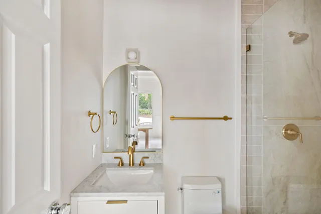 $3,295,000 | 286 Montauk Highway, Southampton, NY 11968