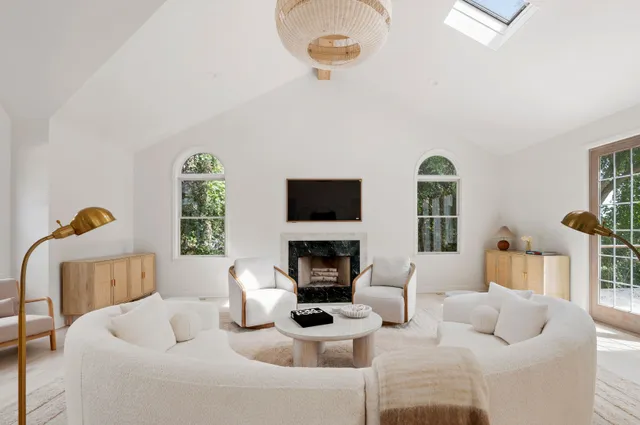 $3,295,000 | 286 Montauk Highway, Southampton, NY 11968