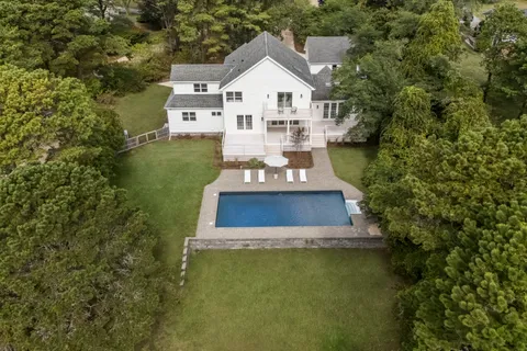 $3,295,000 | 286 Montauk Highway, Southampton, NY 11968