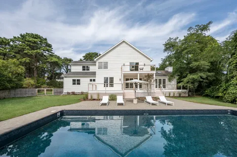 $3,295,000 | 286 Montauk Highway, Southampton, NY 11968